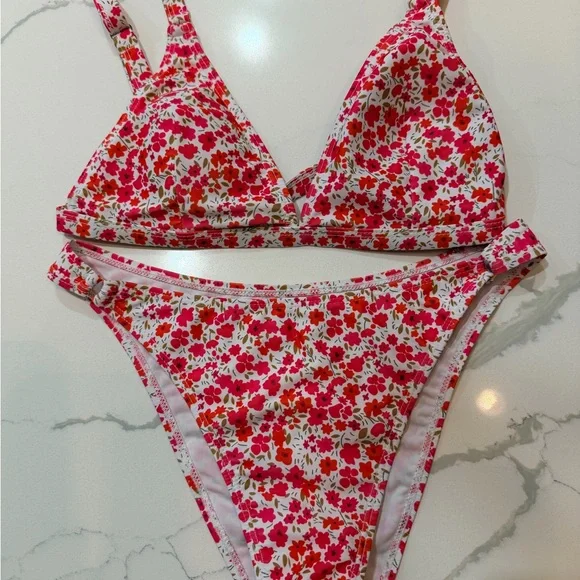 4 Bikini Sets - all medium - Picture 1 of 11
